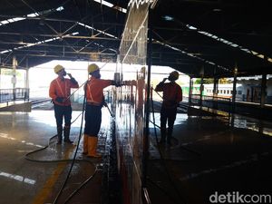 Aksi Pasukan Argo Keroyok Ular Besi