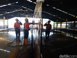 Aksi Pasukan Argo Keroyok Ular Besi