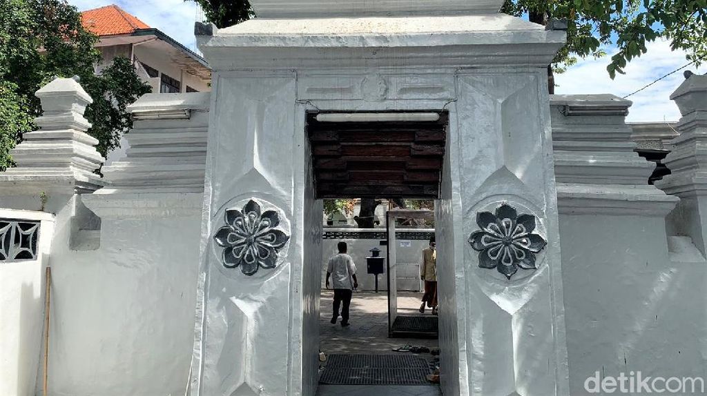 Potret Gapuro Limo di Makam Sunan Ampel Potret Gapuro Limo di Makam Sunan Ampel