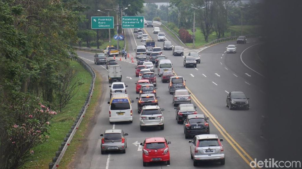 Ramainya Arus Lalu Lintas di Jalan Tol Cipularang Arah Jakarta Ramainya Arus Lalu Lintas di Jalan Tol Cipularang Arah Jakarta