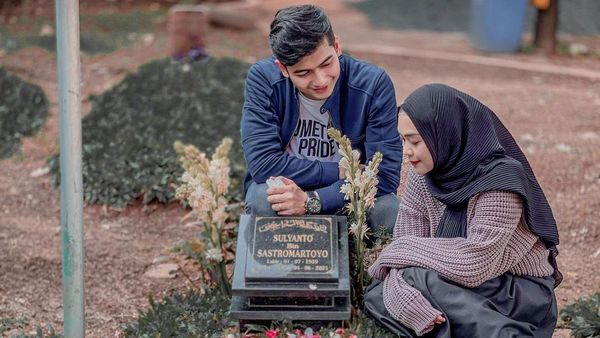 Momen Ria Ricis dan Teuku Ryan Sambangi Makam Ayah Jelang Lamaran