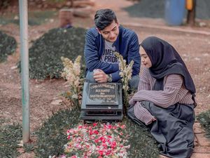 Momen Ria Ricis dan Teuku Ryan Sambangi Makam Ayah Jelang Lamaran