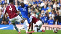 Laga lawan Aston Villa jadi penampilan ketiga Lukaku sekembalinya ke Chelsea. Yang bikin beda, kali ini Lukaku main di Stamford Bridge. (Foto: AP/Ian Walton)