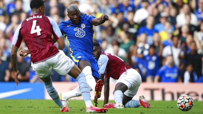 Chelsea's Romelu Lukaku, center, scores his side's opening goal during the English Premier League match between Chelsea and Aston Villa at the Stamford Bridge Stadium in London, Saturday, Sept. 11, 2021. (AP Photo/Ian Walton)