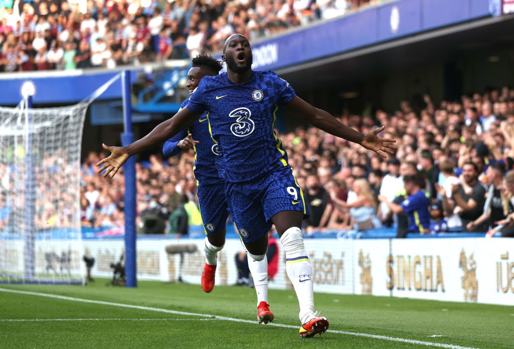 LONDON, ENGLAND - SEPTEMBER 11: Romelu Lukaku of Chelsea celebrates after scoring their side's first goal during the Premier League match between Chelsea and Aston Villa at Stamford Bridge on September 11, 2021 in London, England. (Photo by Eddie Keogh/Getty Images)