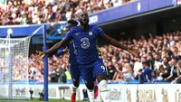 Di depan pendukung Chelsea, Lukaku dua kali menggetarkan gawang Villa. (Foto: Getty Images/Eddie Keogh)