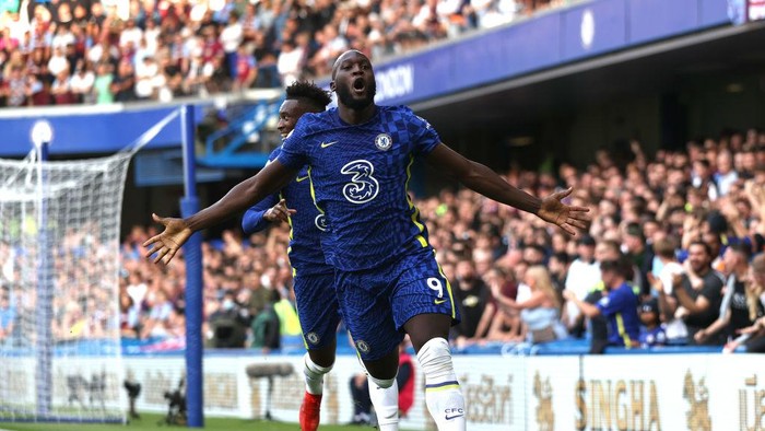 Romelu Lukaku LONDON, ENGLAND - SEPTEMBER 11: Romelu Lukaku of Chelsea celebrates after scoring their side's first goal during the Premier League match between Chelsea and Aston Villa at Stamford Bridge on September 11, 2021 in London, England. (Photo by Eddie Keogh/Getty Images)