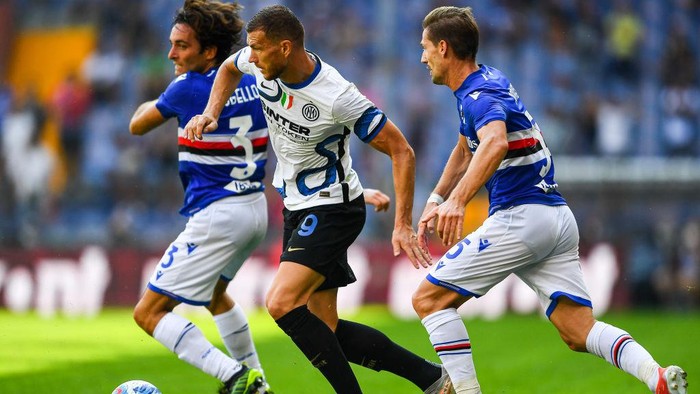 GENOA, ITALY - SEPTEMBER 12: Edin Dzeko of Inter (C) between Tommaso Augello and Adrien Silva of Sampdoria during the Serie A match between UC Sampdoria and FC Internazionale at Stadio Luigi Ferraris on September 12, 2021 in Genoa, Italy. (Photo by Getty Images)