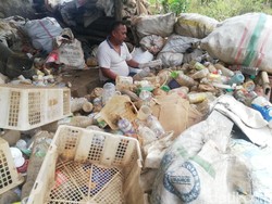 Mengais Rezeki dari Tumpukan Sampah Pesisir Waduk Jatigede Sumedang