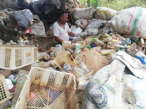 Mengais Rezeki dari Tumpukan Sampah Pesisir Waduk Jatigede Sumedang Mengais Rezeki dari Tumpukan Sampah Pesisir Waduk Jatigede Sumedang