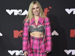 Ekspresi Bahagia Avril Lavigne yang Kini Resmi Bertunangan