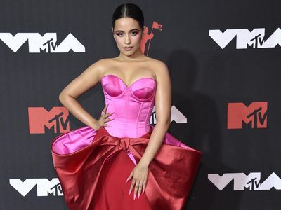 10 Artis Berbusana Terbaik di MTV VMA 2021, Megan Fox Pakai Gaun Nude