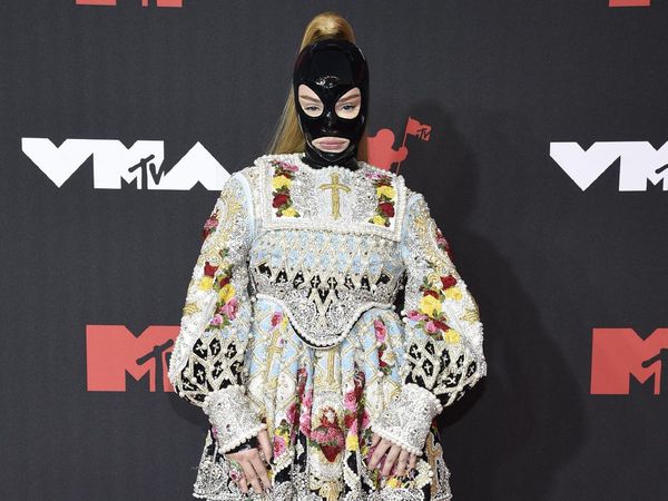 9 Artis Berbusana Terburuk di MTV VMA 2021, Doja Cat Hingga Charli XCX