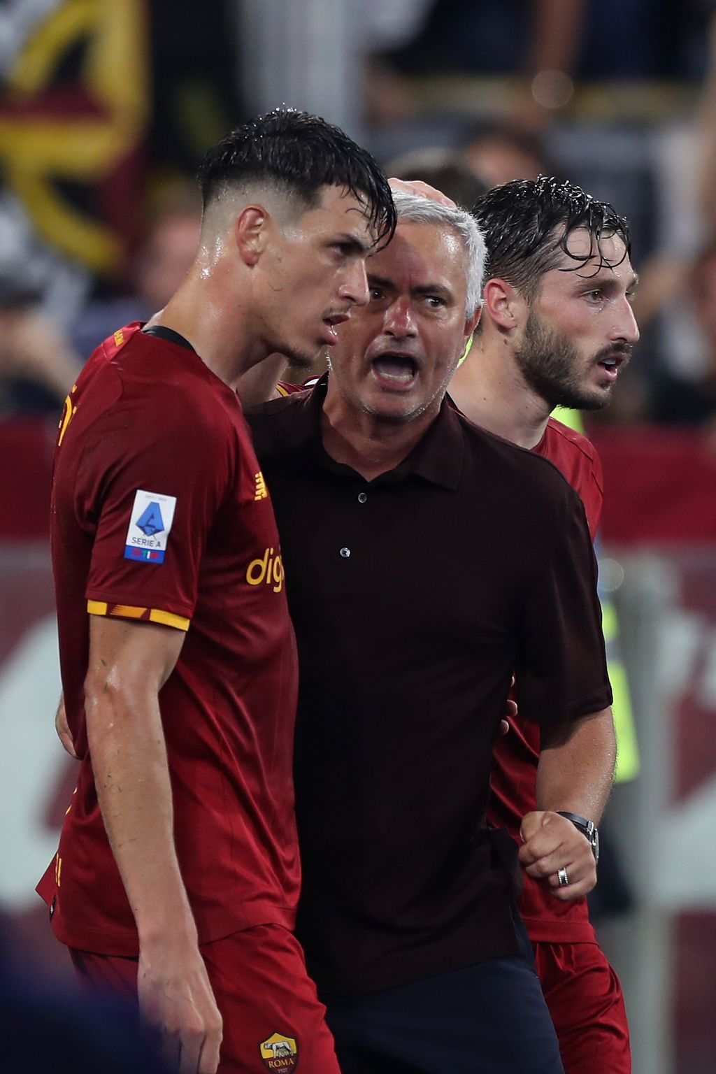ROME, ITALY - SEPTEMBER 12:  Roger Ibanez with his head coach Jose Mourinho of AS Roma celebrate after the goal scored by Stephan El Shaarawy during the Serie A match between AS Roma and US Sassuolo at Stadio Olimpico on September 12, 2021 in Rome, Italy  (Photo by Paolo Bruno/Getty Images)