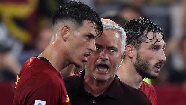 ROME, ITALY - SEPTEMBER 12:  Roger Ibanez with his head coach Jose Mourinho of AS Roma celebrate after the goal scored by Stephan El Shaarawy during the Serie A match between AS Roma and US Sassuolo at Stadio Olimpico on September 12, 2021 in Rome, Italy  (Photo by Paolo Bruno/Getty Images)