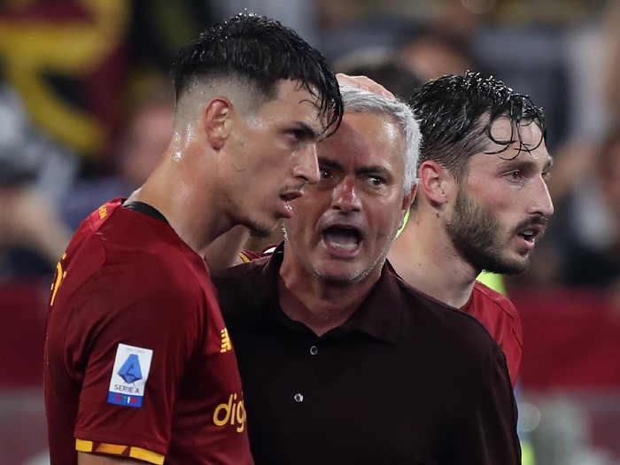 ROME, ITALY - SEPTEMBER 12:  Roger Ibanez with his head coach Jose Mourinho of AS Roma celebrate after the goal scored by Stephan El Shaarawy during the Serie A match between AS Roma and US Sassuolo at Stadio Olimpico on September 12, 2021 in Rome, Italy  (Photo by Paolo Bruno/Getty Images)