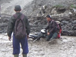 Pengendara yang Nekat Nyeberang Nyaris Terseret Banjir Lahar Dingin Semeru