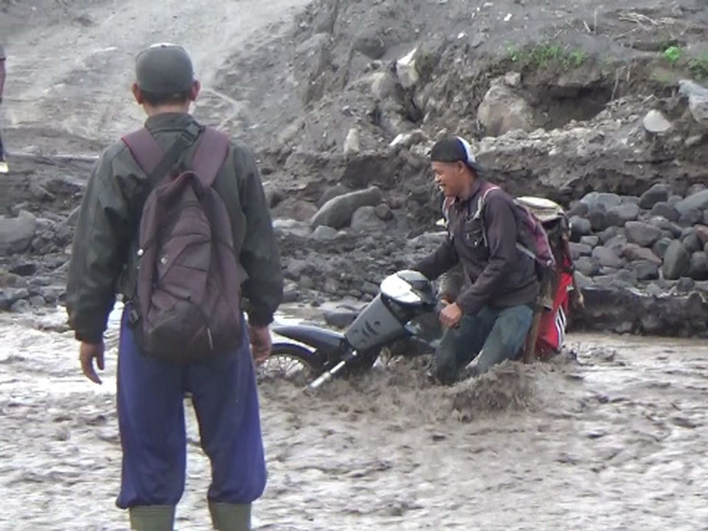 Pengendara yang Nekat Nyeberang Nyaris Terseret Banjir Lahar Dingin Semeru Pengendara yang Nekat Nyeberang Nyaris Terseret Banjir Lahar Dingin Semeru