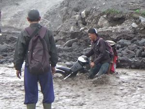 Pengendara yang Nekat Nyeberang Nyaris Terseret Banjir Lahar Dingin Semeru Pengendara yang Nekat Nyeberang Nyaris Terseret Banjir Lahar Dingin Semeru