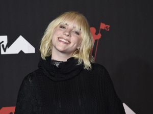 Aksi Billie Eilish Setop Konser untuk Tolong Fans yang Sesak Napas Aksi Billie Eilish Setop Konser untuk Tolong Fans yang Sesak Napas