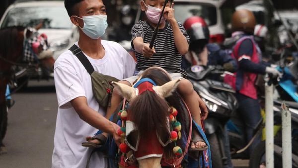 Bonbin Bandung Belum Buka, Wisatawan Pilih Naik Kuda di Jalan Ganesha