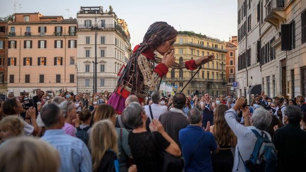 7 Potret Boneka Raksasa Pengungsi Suriah saat Keliling Italia
