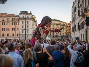 7 Potret Boneka Raksasa Pengungsi Suriah saat Keliling Italia