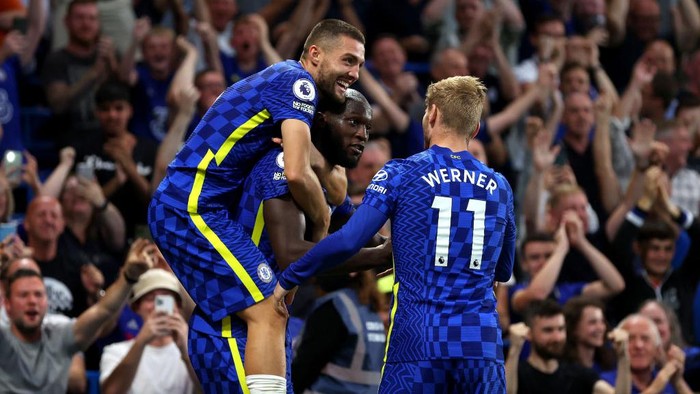 LONDON, ENGLAND - SEPTEMBER 11: Romelu Lukaku of Chelsea celebrates with Mateo Kovacic and Timo Werner after scoring their sides third goal during the Premier League match between Chelsea and Aston Villa at Stamford Bridge on September 11, 2021 in London, England. (Photo by Catherine Ivill/Getty Images)