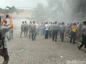 Demo Anggaran Perdin DPRD Pandeglang Ricuh, 6 Mahasiswa Diamankan Polisi