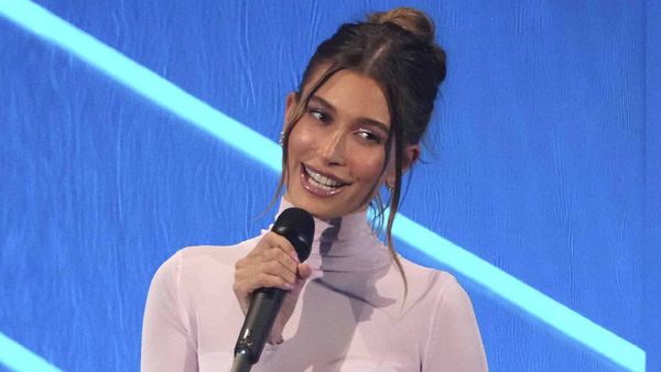 Istri Justin Bieber Tampil Singkat di MTV VMA dengan Baju Putih Tipis
