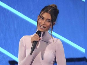 Istri Justin Bieber Tampil Singkat di MTV VMA dengan Baju Putih Tipis