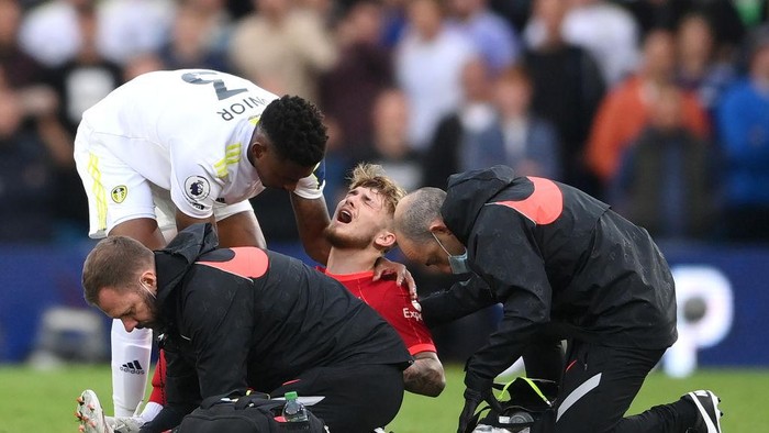 LEEDS, ENGLAND - SEPTEMBER 12: Harvey Elliott of Liverpool receives medical treatment during the Premier League match between Leeds United and Liverpool at Elland Road on September 12, 2021 in Leeds, England. (Photo by Laurence Griffiths/Getty Images)