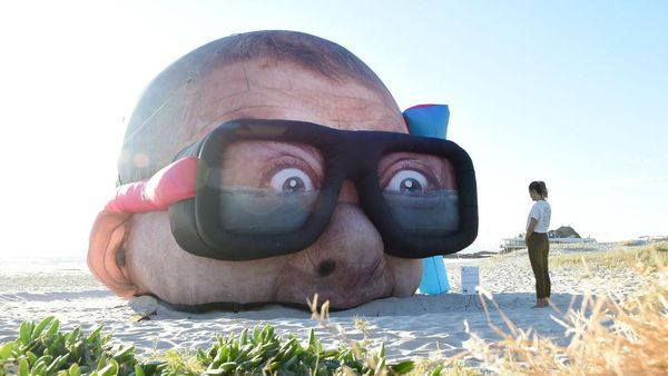 Hiii! Patung Kepala Penyelam Raksasa Mejeng di Pinggir Pantai