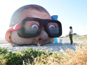 Hiii! Patung Kepala Penyelam Raksasa Mejeng di Pinggir Pantai Hiii! Patung Kepala Penyelam Raksasa Mejeng di Pinggir Pantai