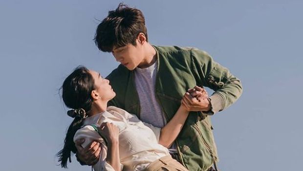 Interaksi antara Dimple Couple, Shin Min Ah dan Kim Seon Ho dalam drama Hometown Cha-Cha-Cha sukses buat penonton baper / foto: instagram.com/tvn_drama