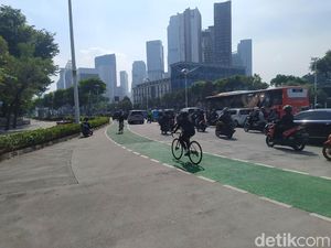 Polisi Putar Balik Mobil Pelat Genap di Gage Sudirman Agar Tak Kena e-TLE Polisi Putar Balik Mobil Pelat Genap di Gage Sudirman Agar Tak Kena e-TLE