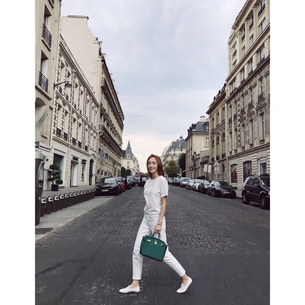 Jessica Jung dengan Tas Hermès Birkin Warna Hijau