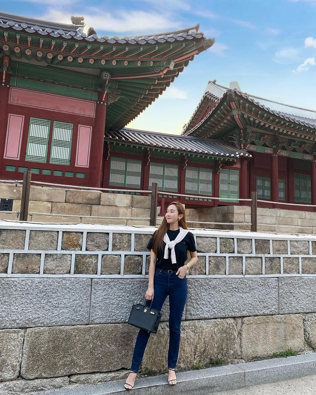 Jessica Jung dengan Tas Hermès Warna Hitam
