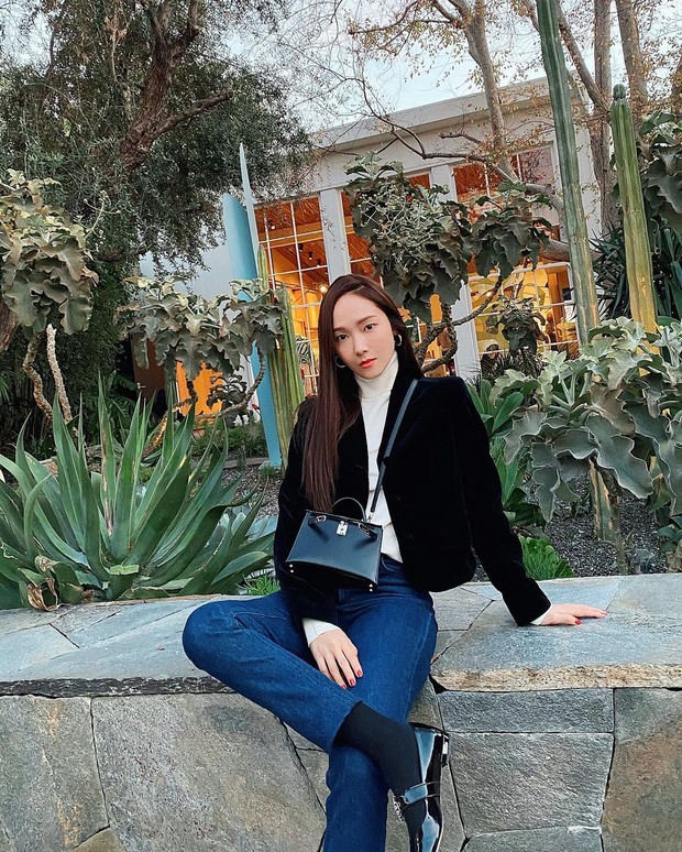 Jessica Jung Tampak Membawa Tas Hermès Kelly Mini