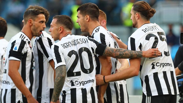 NAPLES, ITALY - SEPTEMBER 11: Alvaro Morata of Juventus celebrates with teammates after scoring the opening goal during the Serie A match between SSC Napoli and Juventus at Stadio Diego Armando Maradona on September 11, 2021 in Naples, Italy. (Photo by Maurizio Lagana/Getty Images)