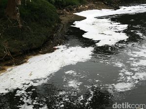 Duh... Kali Bekasi Berbusa Duh... Kali Bekasi Berbusa