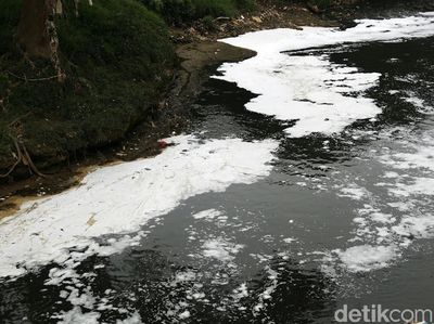 Duh... Kali Bekasi Berbusa