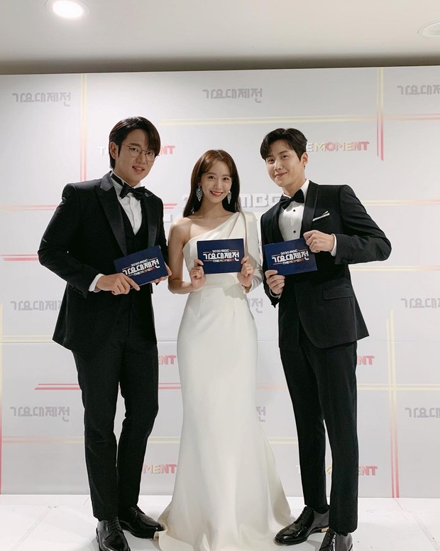 Kim Seon Ho dan Yoona SNSD sebelumnya pernah menjadi MC dalam acara 2020 MBC Music Festival