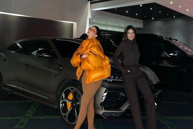 (Kylie Jenner kerap posting mobil mewahnya bersama sang kakak Kendall Jenner/Foto: instagram.com/kyliejenner) Kylie Jenner kerap posting mobil mewahnya bersama sang kakak Kendall Jenner/Foto: instagram.com/kyliejenner