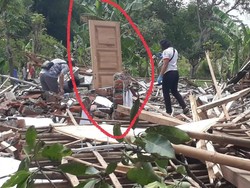 Pintu Perkasa Ini Berdiri di Tengah 2 Rumah Ambruk Karena Ledakan di Pasuruan