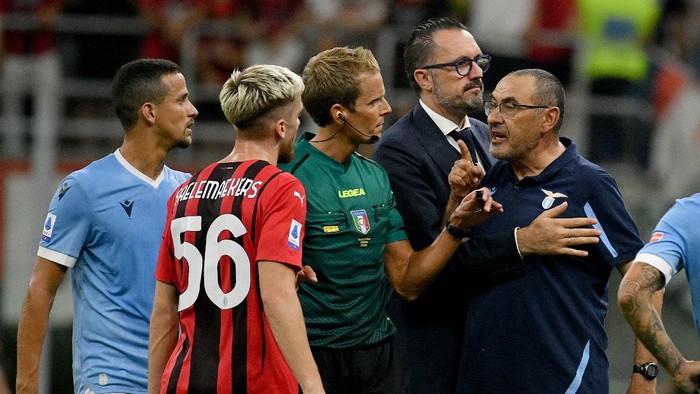MILAN, ITALY - SEPTEMBER 12: SS Lazio head coach Maurizio Sarri and the referee Daniele Chiffi shows a red card after the Serie A match between AC Milan and SS Lazio at Stadio Giuseppe Meazza on September 12, 2021 in Milan, Italy. (Photo by Marco Rosi - SS Lazio/Getty Images)
