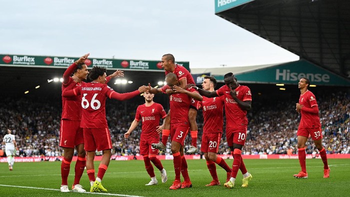 LEEDS, ENGLAND - SEPTEMBER 12: Fabinho of Liverpool celebrates with Thiago Alcantara and team mates after scoring their sides second goal during the Premier League match between Leeds United and Liverpool at Elland Road on September 12, 2021 in Leeds, England. (Photo by Shaun Botterill/Getty Images)