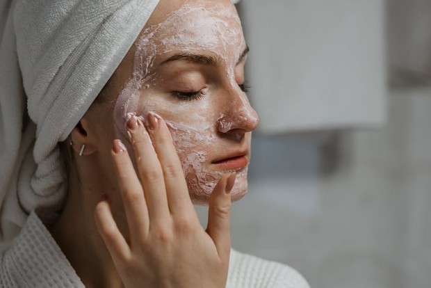 Manfaat kandungan vitamin C pada skincare justru baik digunakan pada pagi hari/Foto: pexels.com/Polina Kovaleva