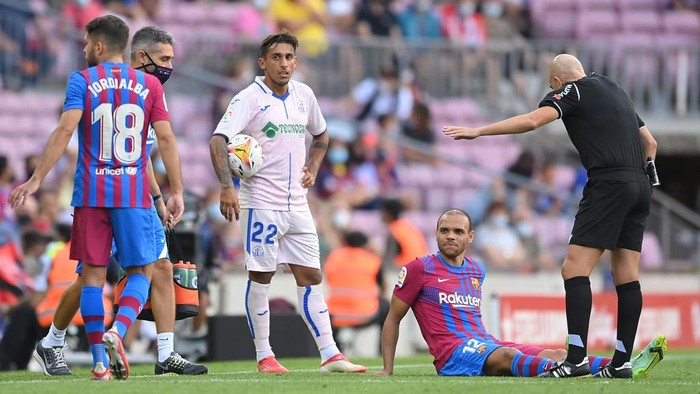 BARCELONA, SPAIN - AUGUST 29: Martin Braithwaite of FC Barcelona receives medical attention during the La Liga Santander match between FC Barcelona and Getafe CF at Camp Nou on August 29, 2021 in Barcelona, Spain. (Photo by David Ramos/Getty Images)