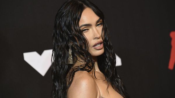 6 Potret Megan Fox Seksi Pakai Naked Dress di MTV VMAs